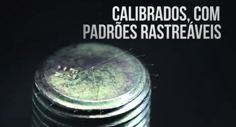 Peça gráfica: pilha de padrões metálicos com o texto “Calibrados, com padrões rastreáveis”