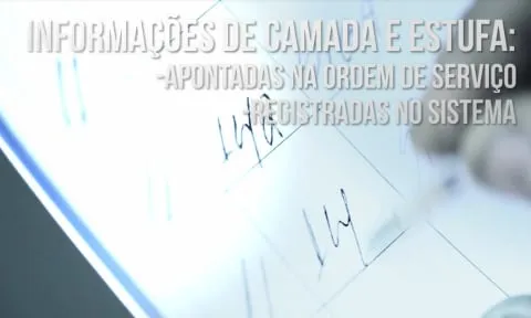 Peça gráfica: mão anotando num formulário, com o texto “Informações de camada e estufa: apontadas na ordem de serviço, registradas no sistema”