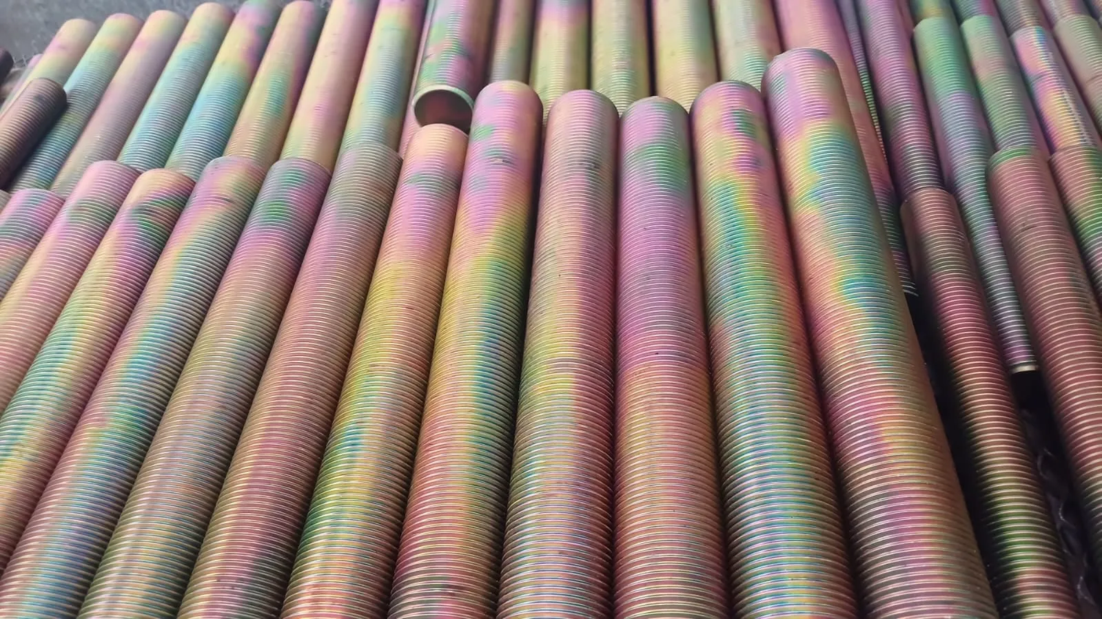 Barras roscadas empilhadas vistas de topo, com acabamento iridescente