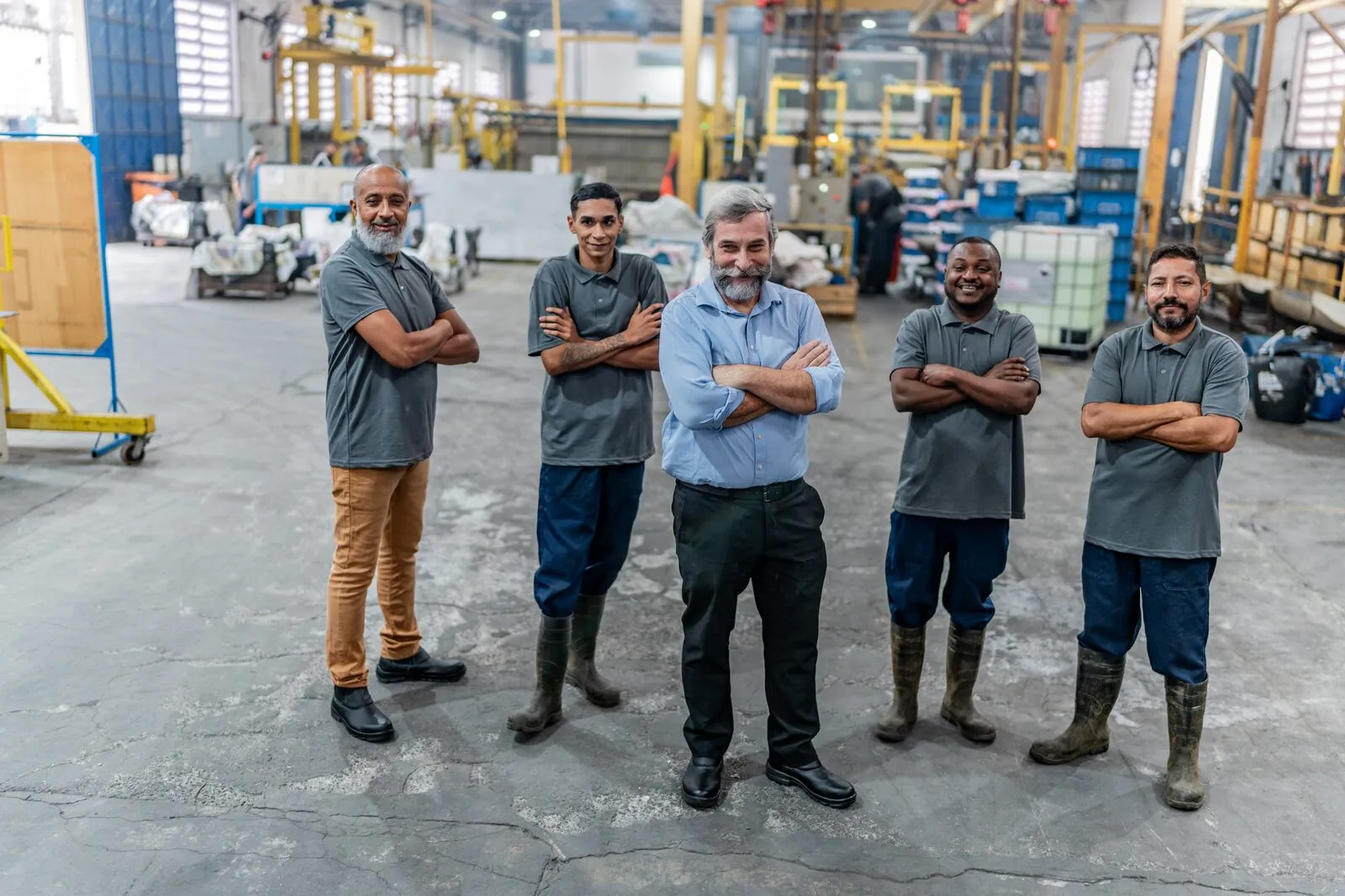 Equipe da Sapucaia reunida no piso de fábrica, com a linha ao fundo