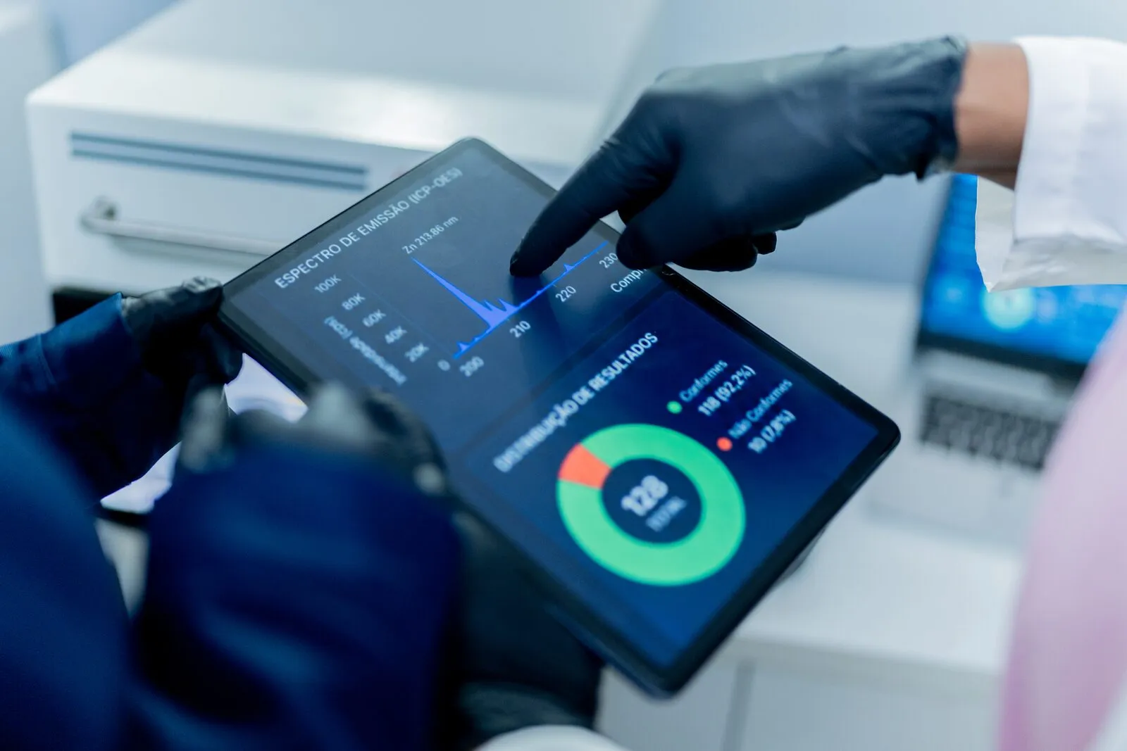 Mão com luva segurando tablet que exibe o painel de medição de camada