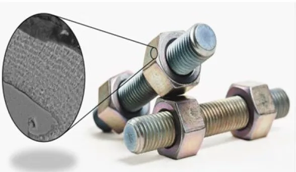 Conjunto de estojo roscado e porcas ao lado de um círculo de ampliação que mostra o corte do revestimento, com as camadas empilhadas em seção